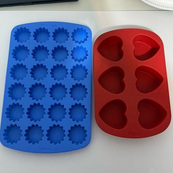 Wilton Silicone set of 2 Daisy Flower and heart Baking Mold Cake Candy Sugar - Picture 1 of 6
